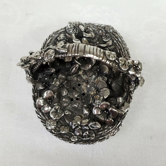 Vintage marked "Royal Selangor Pewter 1997" garden theme salt and pepper shakers - Picture 3 of 9